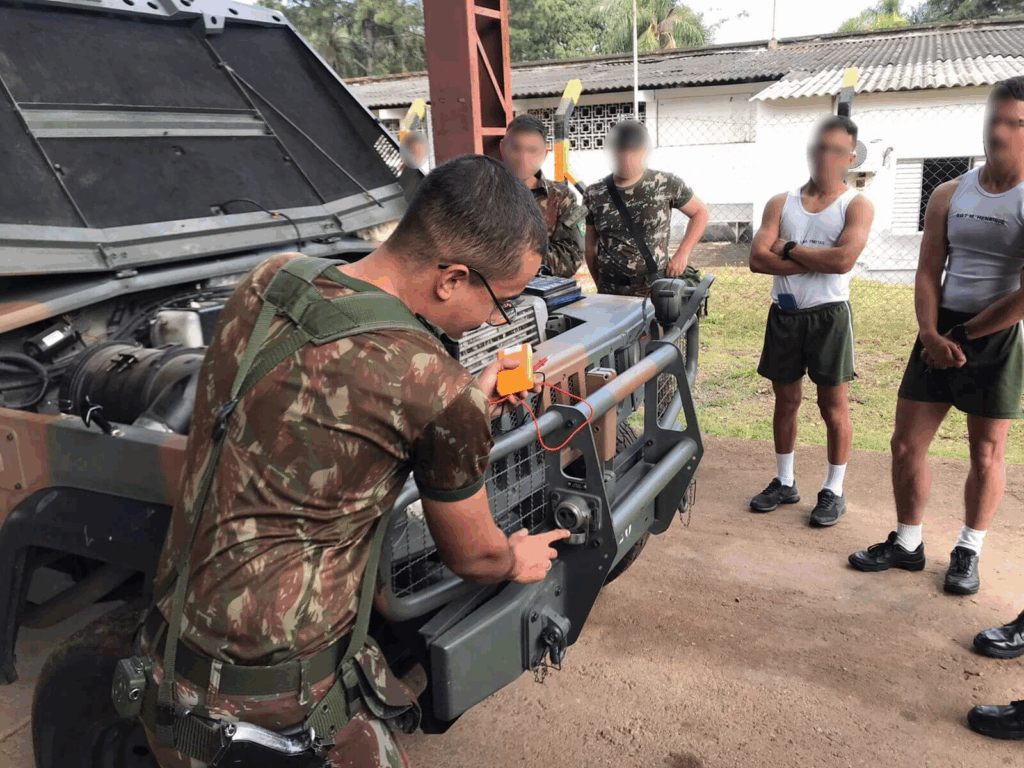 instruindo-cadetes-marcelo-blur Sgt. Marcelo instruindo alguns cadetes.