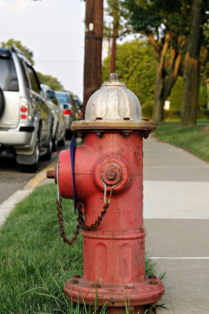 Projetos técnicos AVCB e CLCB — regularização e licenciamento no Corpo de Bombeiros Engenheiro analisa planta técnica para regularização junto ao Corpo de Bombeiros